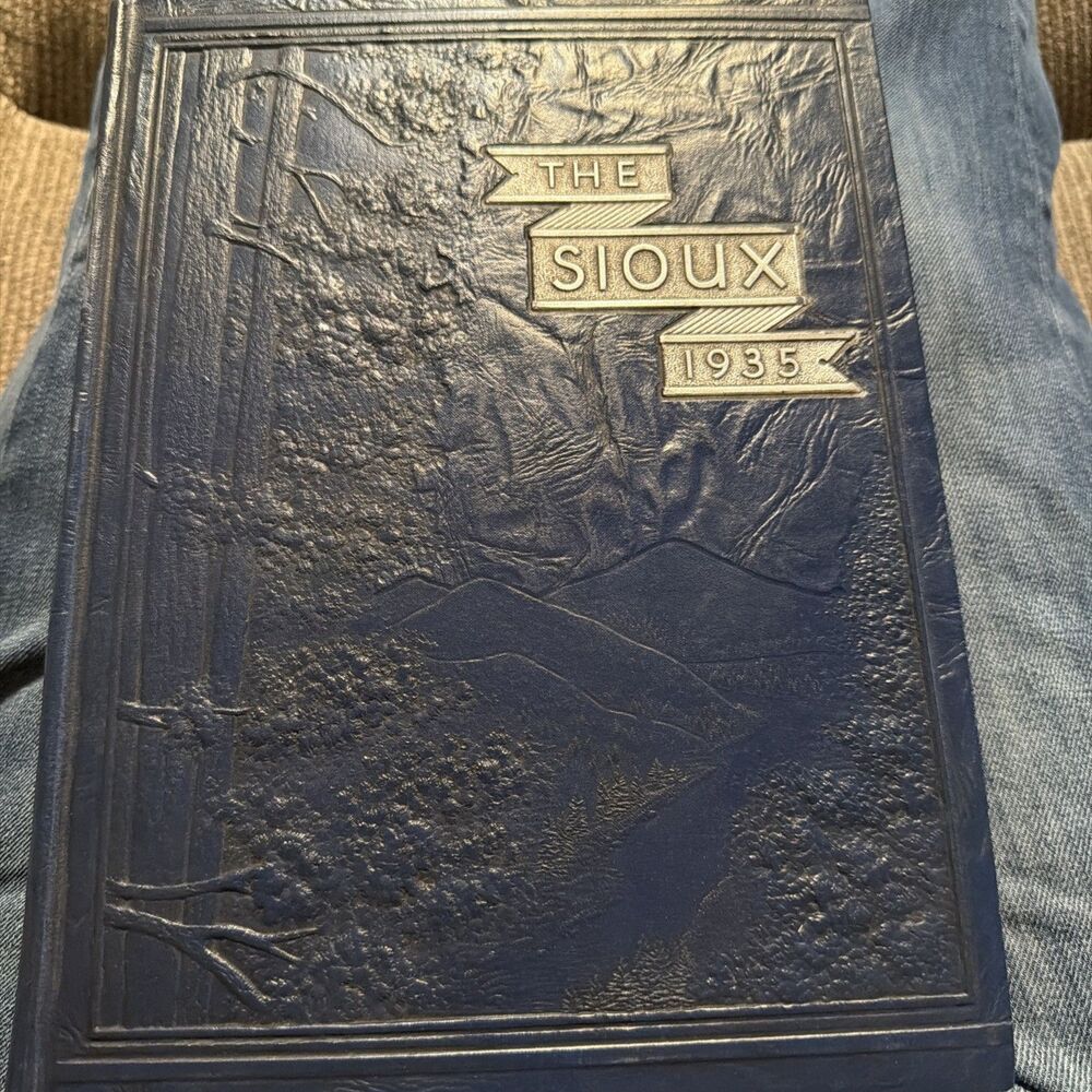 The 1935 Sioux Morningside College Yearbook  by Morningside College